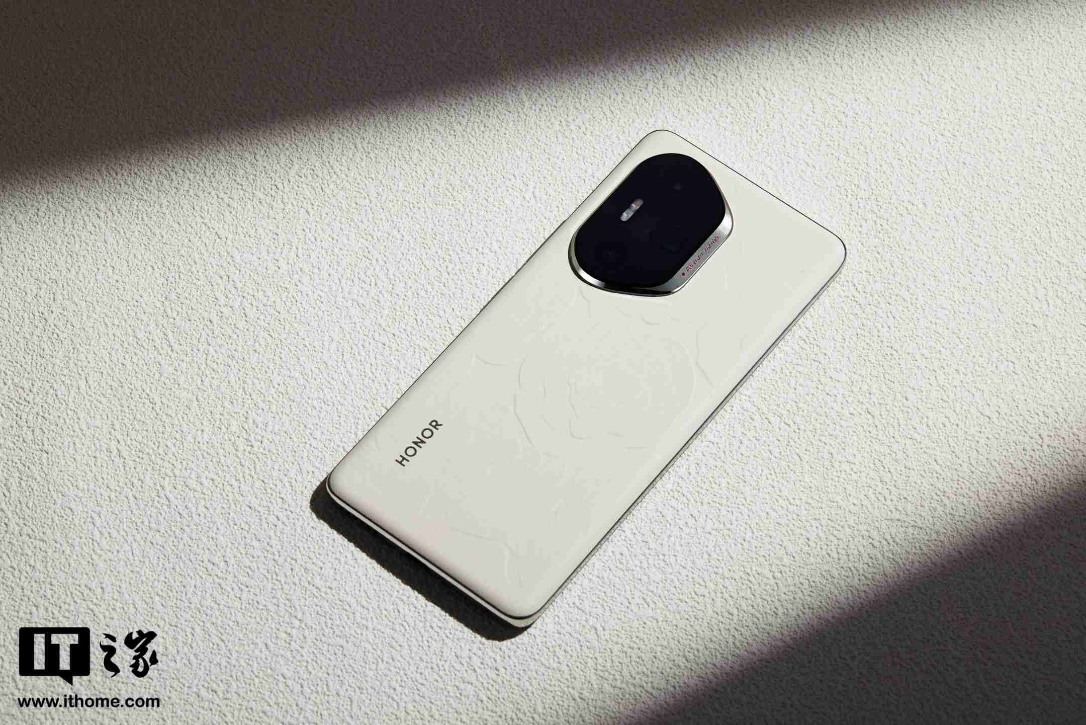 荣耀 300 Ultra 手机提供双向卫星短信功能，支持无网直连高德求救