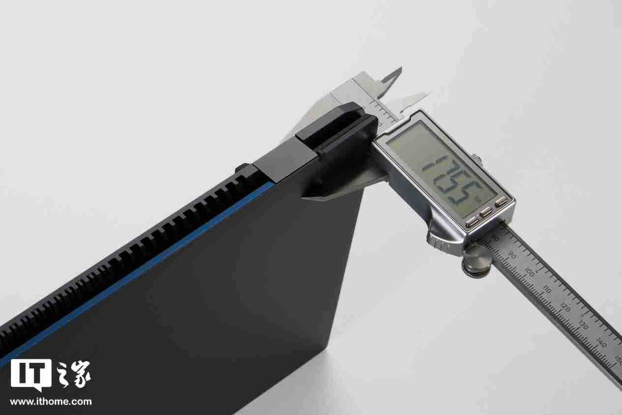 【IT之家开箱】微星尊爵 13 AI+ Evo 2024 图赏:990g 极致轻薄本