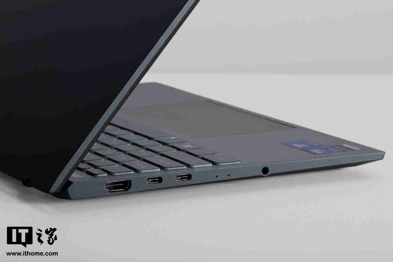 【IT之家开箱】微星尊爵 13 AI+ Evo 2024 图赏:990g 极致轻薄本