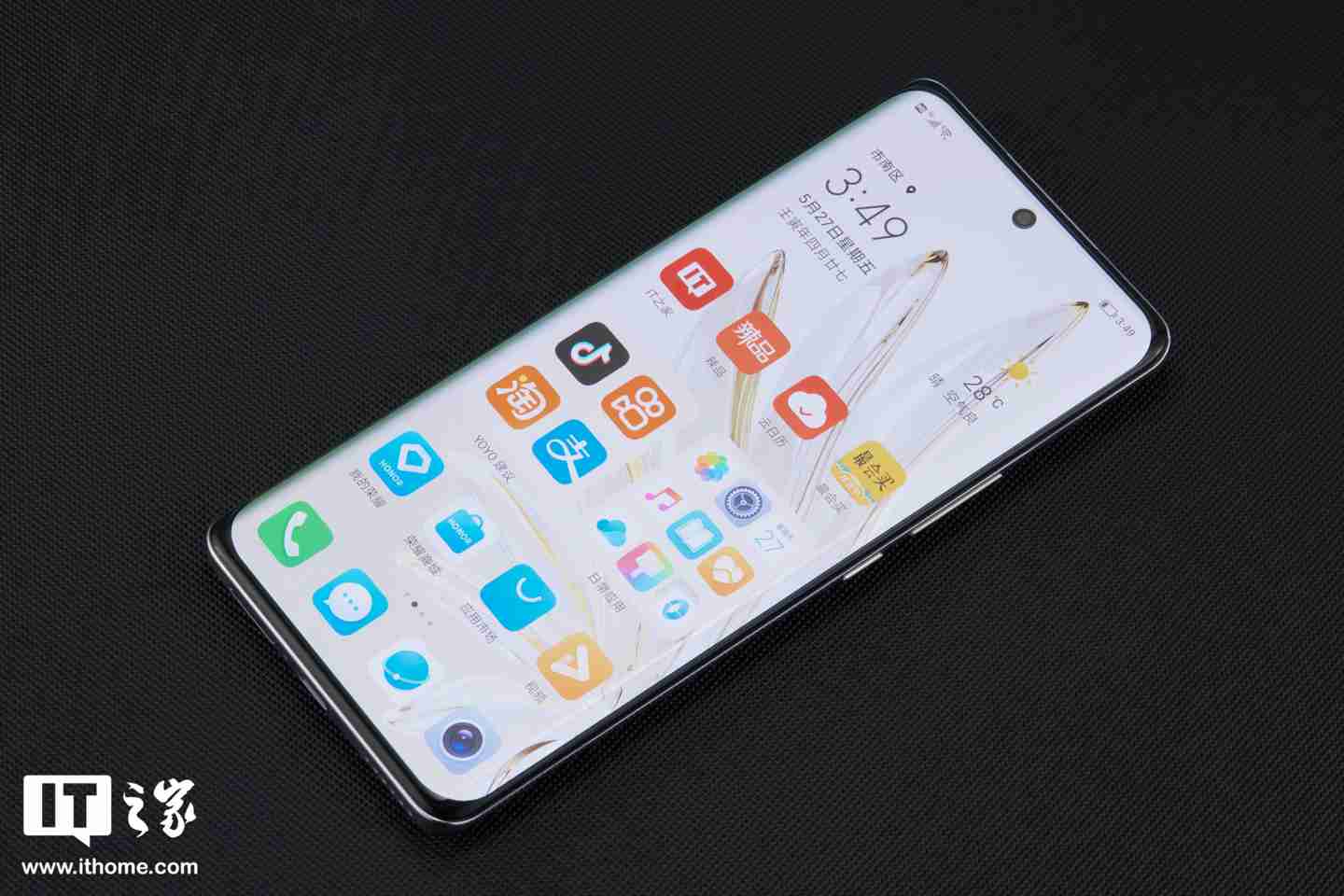 荣耀新机曝光:不规则相机模组设计,预计为数字“300”系列手机