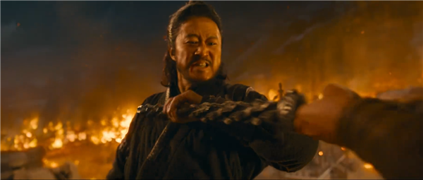 武侠电影《镖人:风起大漠》官宣定档2026春节 首支预告发布 吴京、李连杰亮相