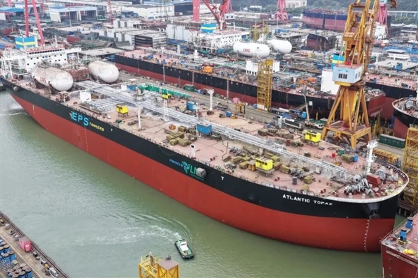 能装10800辆!国内建造的最大汽车运输船出坞