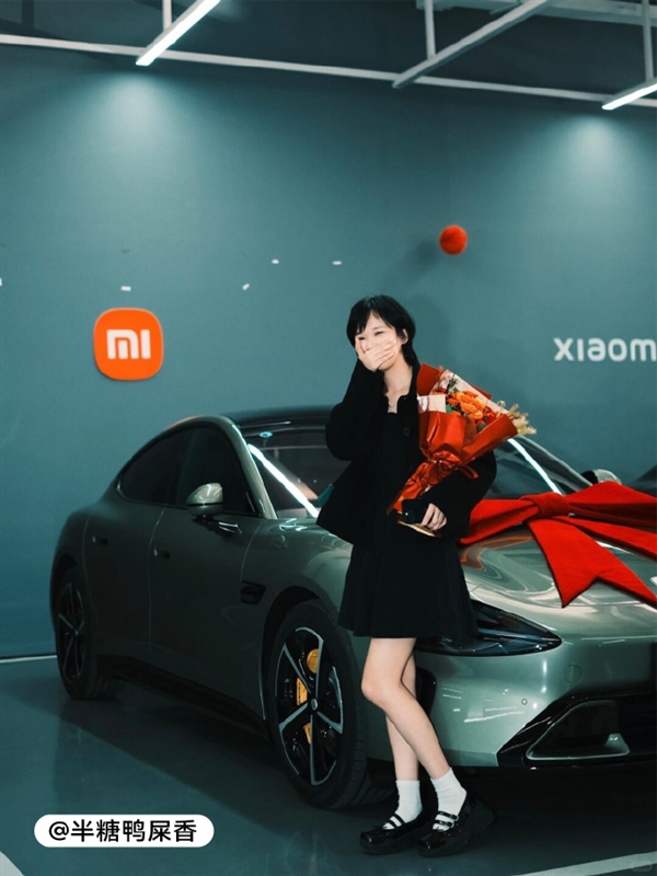 雷军晒喜提小米新车的车主:小姐姐一个比一个漂亮