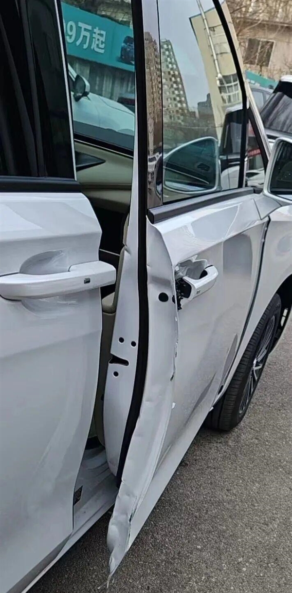 新车刚提6天遭4S店员开门杀!协商未果卖车 贬值3.5万元