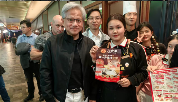 会做生意!饭店老板在桌上放牌子:英伟达CEO千亿富豪黄仁勋坐过的位置