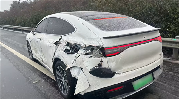 冰雪路面松开方向盘任由智驾代开 侧滑后撞大货车和护栏