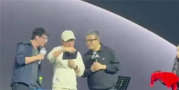 王自如现身公司年会发奖 全员现金多发1.5倍 网友慕了