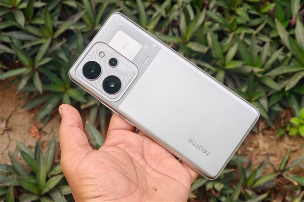 全球首款千元档万级电池手机来了！真我Power入网：淘汰充电宝